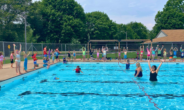 Children enjoying swimming lessons at the Niagara Pool